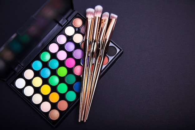 Palet van kleurrijke schaduwen met borstels. Make-up producten