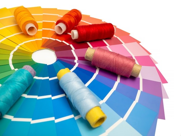 색상을 결정하기위한 색상 맵 팔레트입니다. 페인트 샘플 참고서, 색상 카탈로그. 디자이너를위한 카탈로그의 스레드 선택.