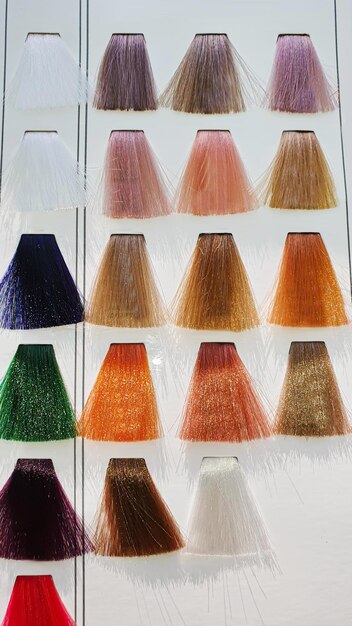 Foto una palette di colori dei capelli realizzati con fili artificiali su uno sfondo bianco selezione dei colori copia spazio