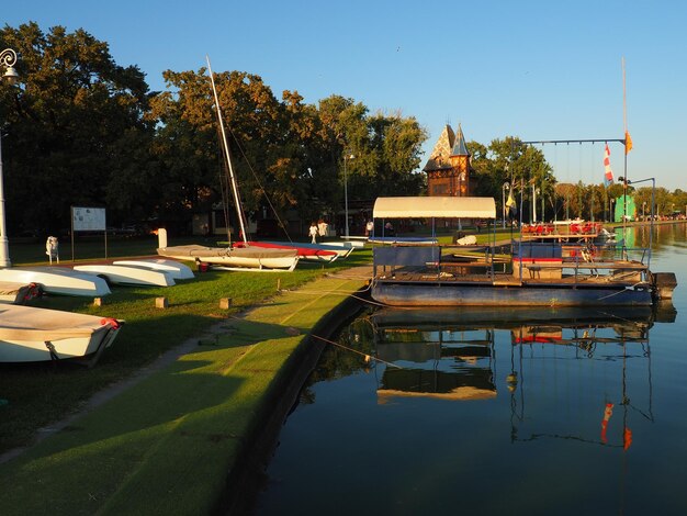 Palic Servië 11 september 2021 Boten en jachten aan de oevers van het meer van Palic Rust op het water Sportvervoer over water afgemeerd voor de kust Toerisme en actieve levensstijl Horizonlijn lucht en water