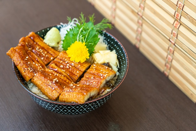 paling (Unagi) op rijstkom met deksel (donburi)