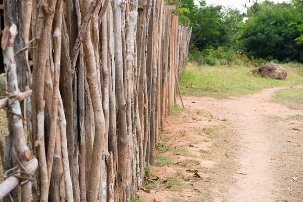 ボカデヴァレリア、ブラジルの自然の背景にある田園地帯の柵または柵。貧困、建設、ライフスタイルの概念