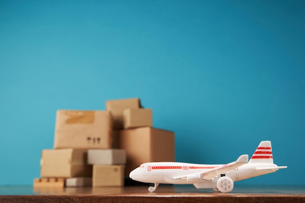 Поддон из картонных коробок и игрушечного самолета