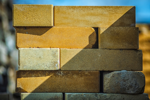 Pallet van het bedekken plakclose-up op een bouwwerf in zonnige dag.