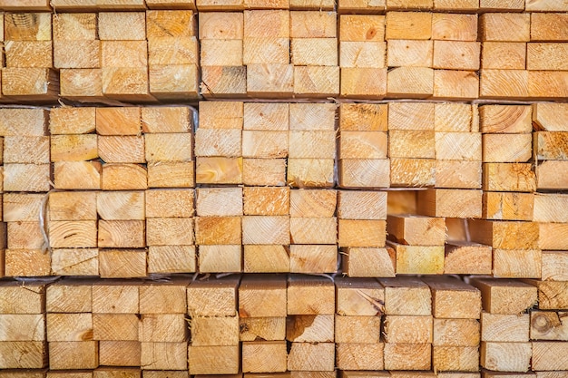 Pallet van het bedekken plakclose-up op een bouwwerf in zonnige dag.