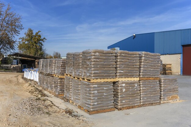 Photo pallets of sandbags ready to distribute