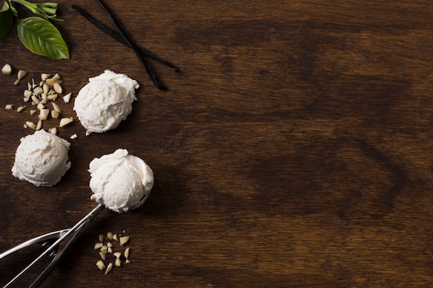 Palline di gelato artigianale vista dall'alto con spazio di copia