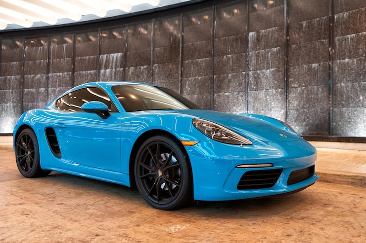 Palm Beach Florida USA 22 maart 2021 blauwe Porsche 718 Cayman hoekaanzicht