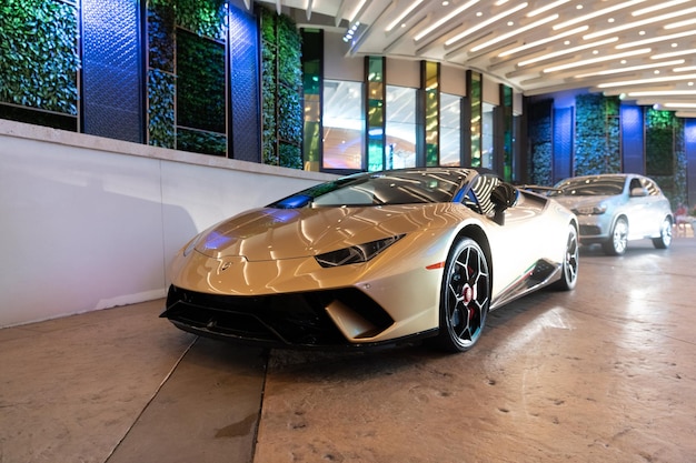 Палм-Бич, Флорида, США, 22 марта 2021 года, золотой Lamborghini Aventador, вид сбоку, полный вид