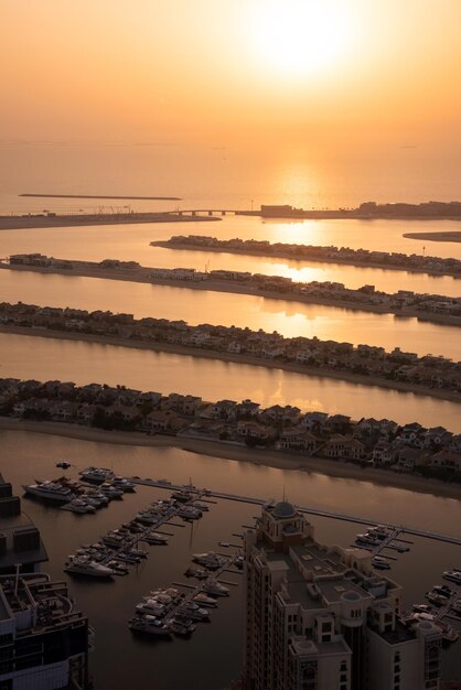 Palm Jumeirah-eiland in Dubai op zonsondergang moderne architectuurstranden en villa's