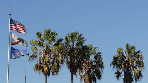 야자수와 미국 국기, 로스 앤젤레스, 캘리포니아 미국. 별 반짝이 배너, 성조기