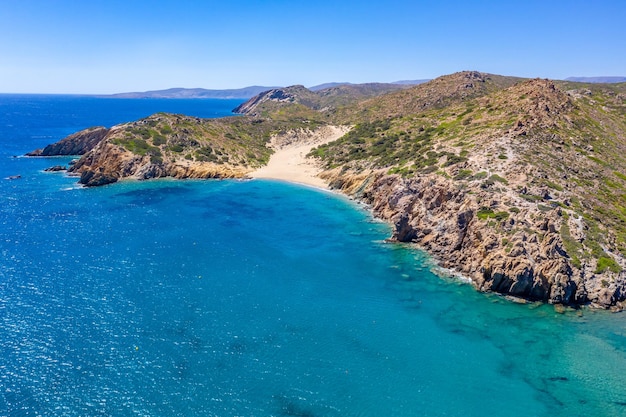 Foto palm vai beach creta grecia bella veduta aerea del drone della spiaggia rocciosa cielo blu acqua