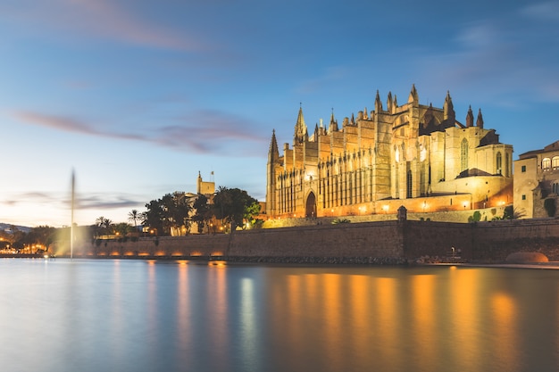 Cattedrale di palma de maiorca al crepuscolo, bellissima vista