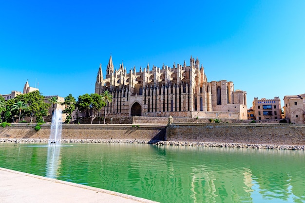 Palma de Mallorca Spanje Kathedraal Kerk meer met blauwe lucht