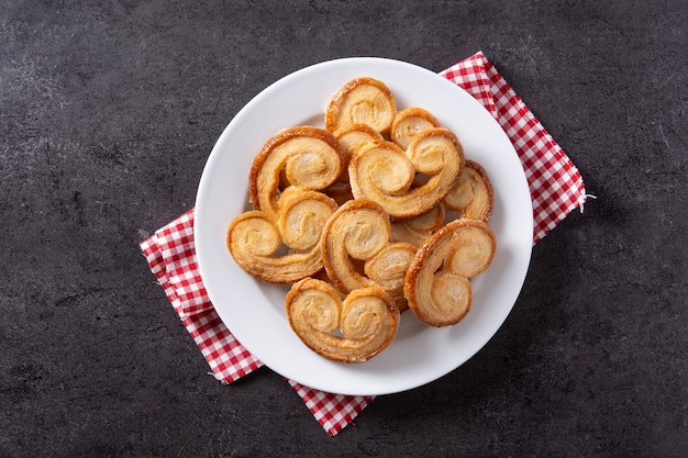 Palmier bladerdeeg in plaat op zwarte leisteen achtergrond