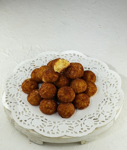 Palmkaaskoekjes zijn koekjes gemaakt van meel, kristalsuiker, parmezaanse kaas en omwikkeld met