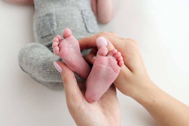 아버지의 손바닥은 흰색 배경에 신생아의 발을 잡고 부모의 손바닥에 신생아의 발 아이의 사진 39s 발가락 발 뒤꿈치와 발