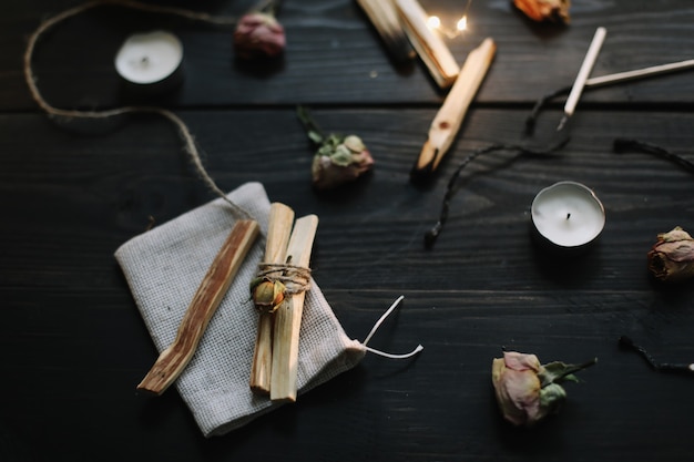 Palo Santo-houten stokken branden op een zwarte ondergrond