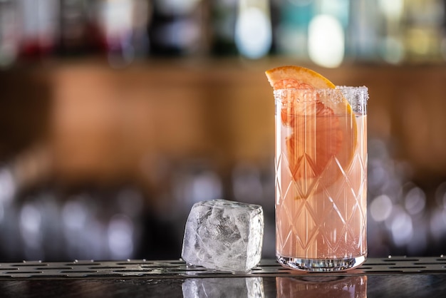 Paloma-cocktail met tequila gegarneerd met grapefruit op de toog leidde een ijsblokje het drankje