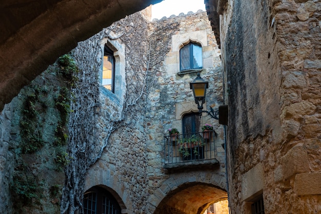 Borgo medievale di pals, strade del centro storico, girona sulla costa brava della catalogna nel mediterraneo