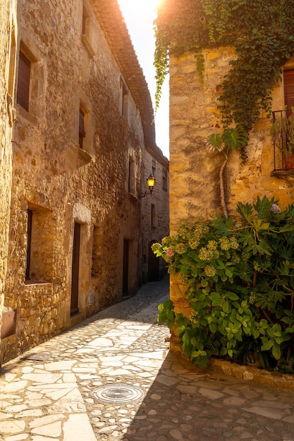 Borgo medievale di pals, strade del centro storico al tramonto, girona sulla costa brava della catalogna nel mediterraneo