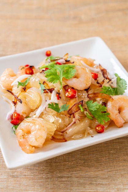 Photo pamelo spicy salad with shrimps or prawns