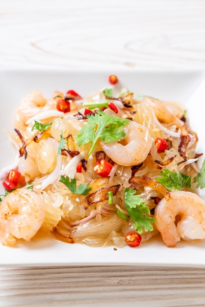 Photo pamelo spicy salad with shrimps or prawns