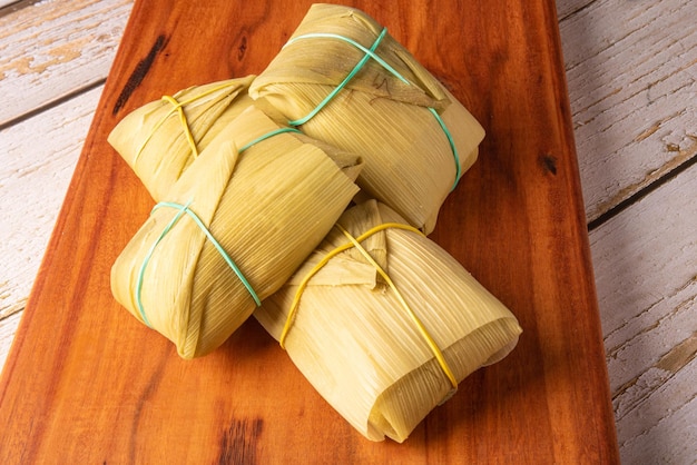 Pamonha op maïs gebaseerd Braziliaans eten gerangschikt op een rustieke houten tafel selectieve focus