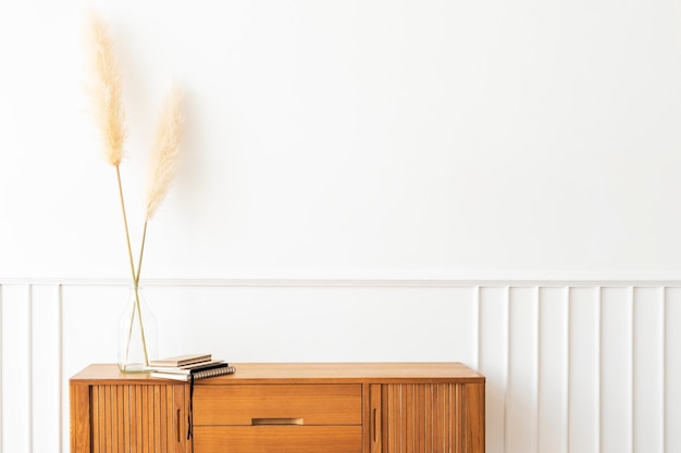 Foto erba di pampa in un vaso su una credenza in legno