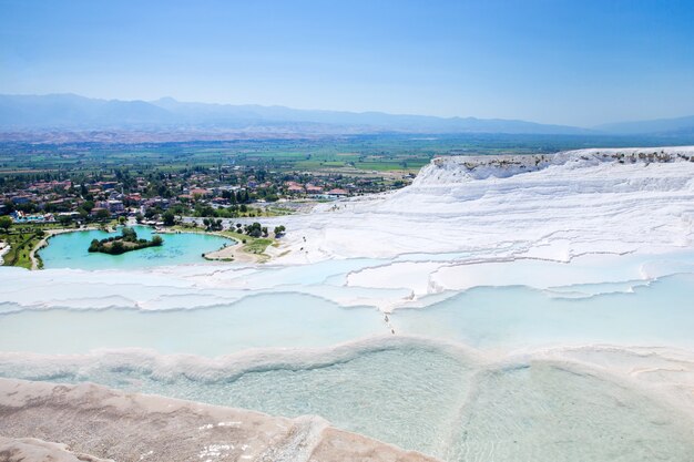 Pamukkale travertijn zwembaden en terrassen.