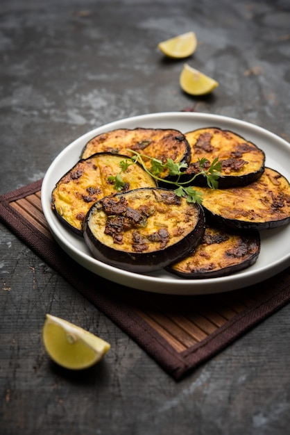 Pan bak krokante baigan of aubergine of brinjal recept uit India. selectieve focus