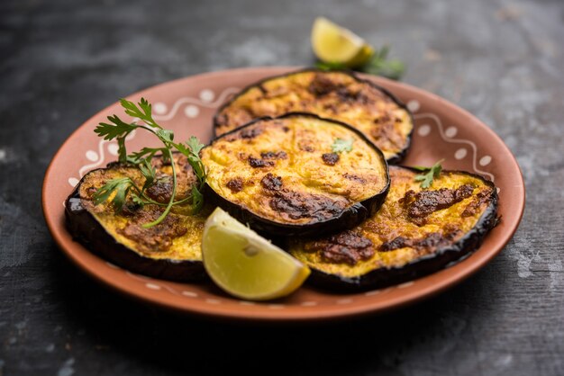 Pan bak krokante baigan of aubergine of brinjal recept uit India. selectieve focus