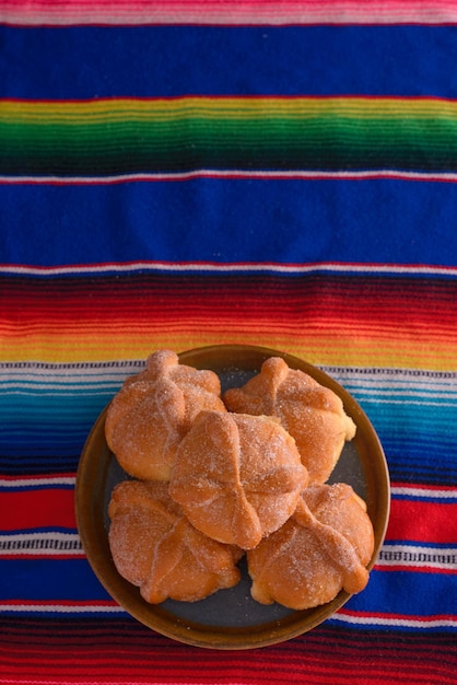 Foto pan de muerto sulla colorata serape per la celebrazione del giorno dei morti