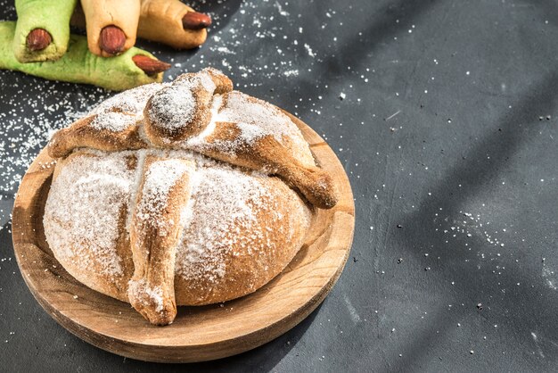 Pan de muerto met typisch Mexicaans eten