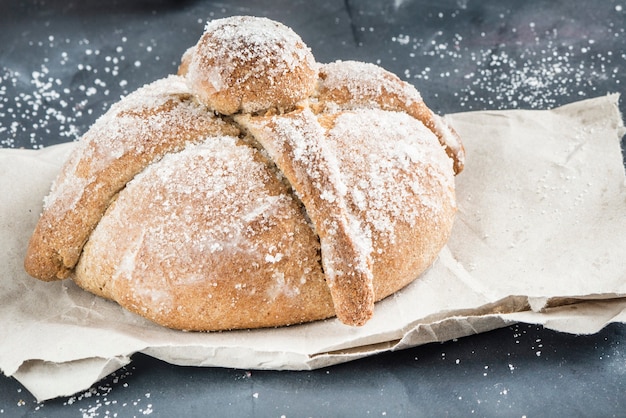 Pan de muerto met typisch Mexicaans eten