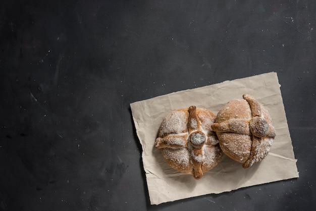 Pan de muerto op zwart