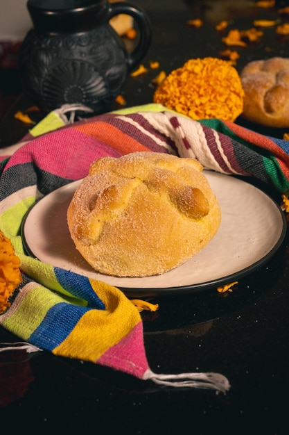 パン・デ・デ・メルト (Pan de Muerto) はメキシコの伝統的なパンで死者の日の日に食べられるパンです