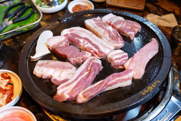 Photo 한국 식당의 흑돼지 튀김, 철판에 신선하고 맛있는 한식 요리