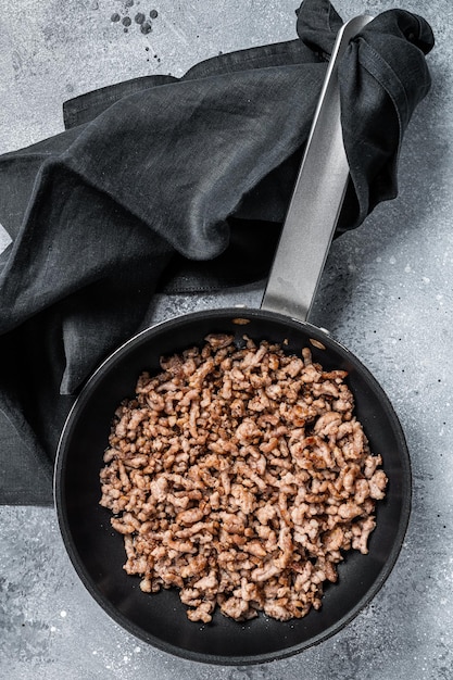 Pan gebakken gehakt tot Italiaanse pasta Grijze achtergrond Bovenaanzicht