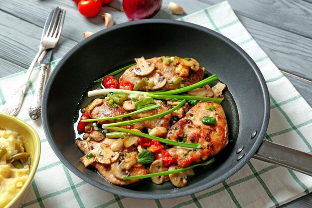 Pan met lekkere kip marsala op tafel