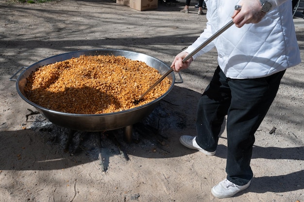 Photo a pan of migas prepared by the cook in a popular meal in spain