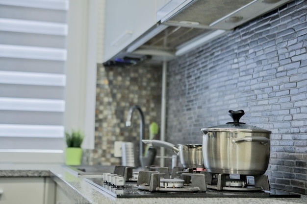 Pan op het fornuis in keuken interieur huis