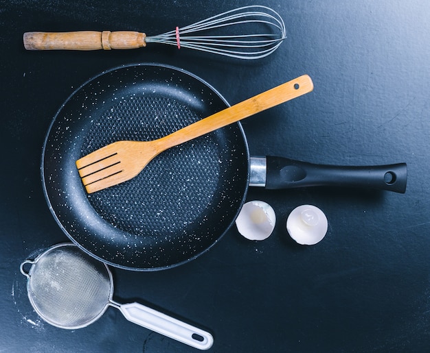 Pan op zwarte keukentafel