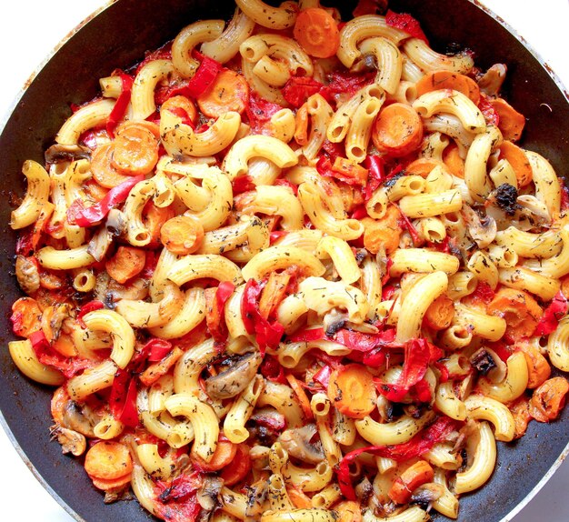 パスタを言うトッピングの群れでパスタのパン
