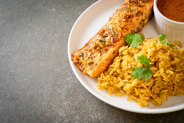 Foto tandoori di salmone scottato in padella con riso masala. stile di cibo musulmano