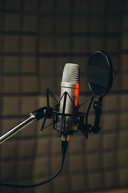 Pan shot van een professionele microfoon voor nasynchronisatie en voice-over in de geluidsopnamestudio Close up podcasting concept