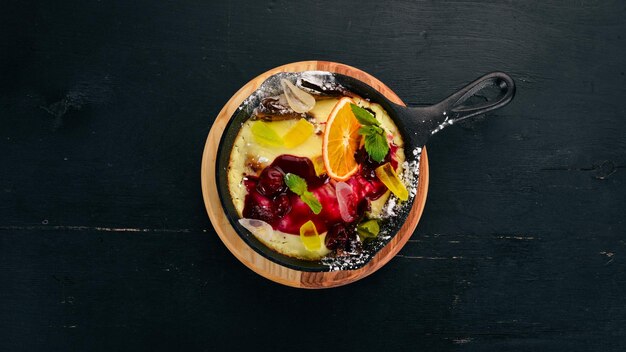 Panacotta met fruit en jam dessert Op een houten tafel Bovenaanzicht Kopieer de ruimte