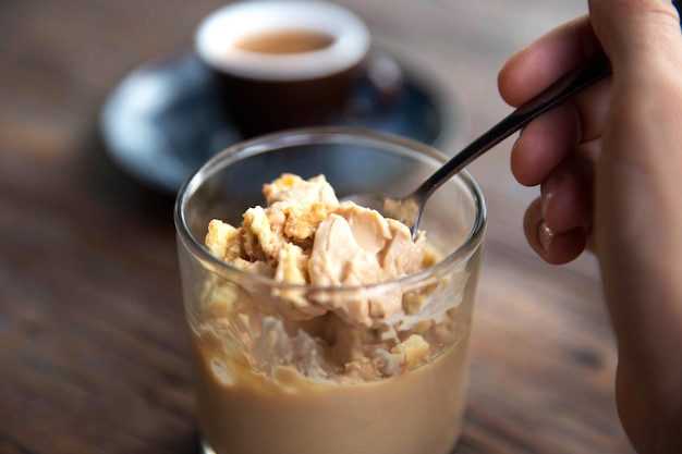 Panacotta woestijn met koekje in glas op houten tafel achtergrond