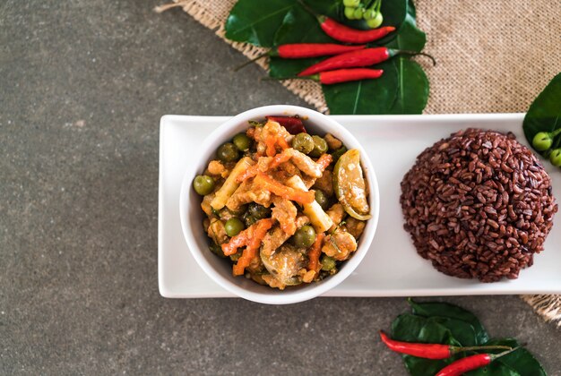 Panaeng-curry met varkensvlees en bessenrijst