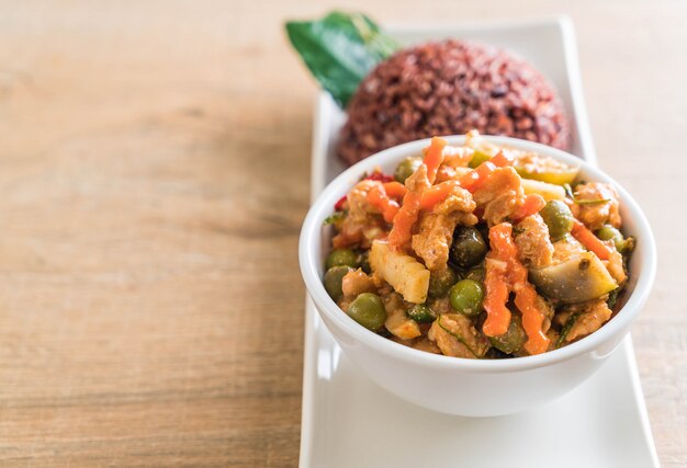 Panaeng Curry met varkensvlees en bessenrijst